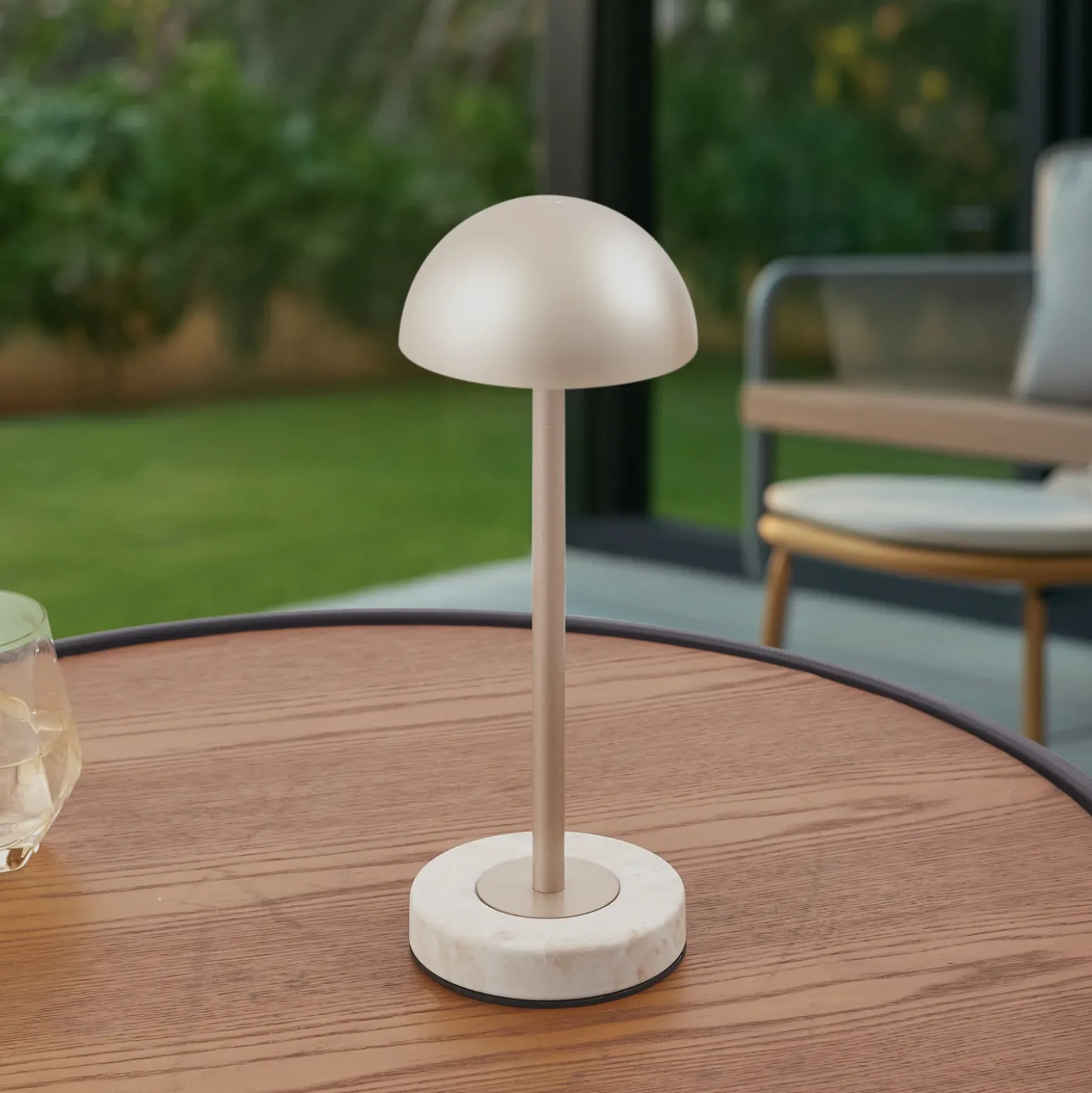 Lámpara de mesa LED recargable Lindby Pippin, dorada/travertino, IP44