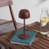 Lámpara de mesa LED recargable Lindby Arietty, marrón, atenuable, IP65