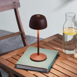 Lámpara de mesa LED recargable Lindby Arietty, marrón, atenuable, IP65