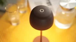 Lámpara de mesa LED recargable Lindby Arietty, marrón, atenuable, IP65