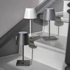 Lámpara de mesa LED recargable Nuindie mini, USB-C, negra, IP54, atenuable.