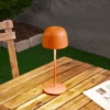 Lámpara de mesa LED recargable Arietty de Lindby, naranja, atenuable, IP65