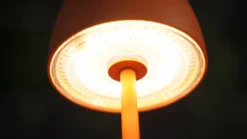 Lámpara de mesa LED recargable Arietty de Lindby, naranja, atenuable, IP65