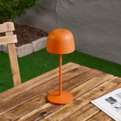 Lámpara de mesa LED recargable Arietty de Lindby, naranja, atenuable, IP65