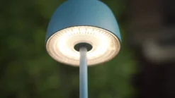 Lámpara de mesa LED recargable Lindby Arietty, azul, atenuable, IP65