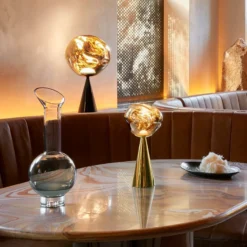 Lámpara de mesa LED recargable Melt de Tom Dixon, color dorado, altura 29 cm