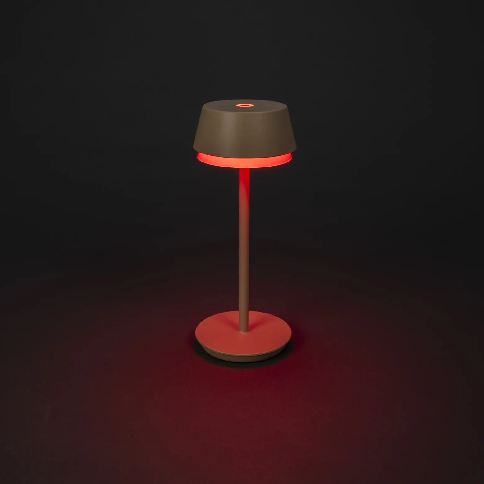 Lámpara de mesa LED recargable Lyon, color arena, IP54, atenuador, CCT, RGB
