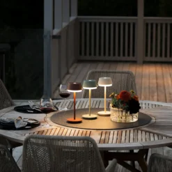 Lámpara de mesa LED recargable Lyon, color arena, IP54, atenuador, CCT, RGB