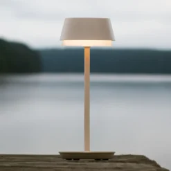 Lámpara de mesa LED recargable Lyon, color arena, IP54, atenuador, CCT, RGB