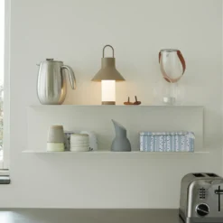 Lámpara de mesa LED recargable LOOM DESIGN Shadow Small, beige, IP65
