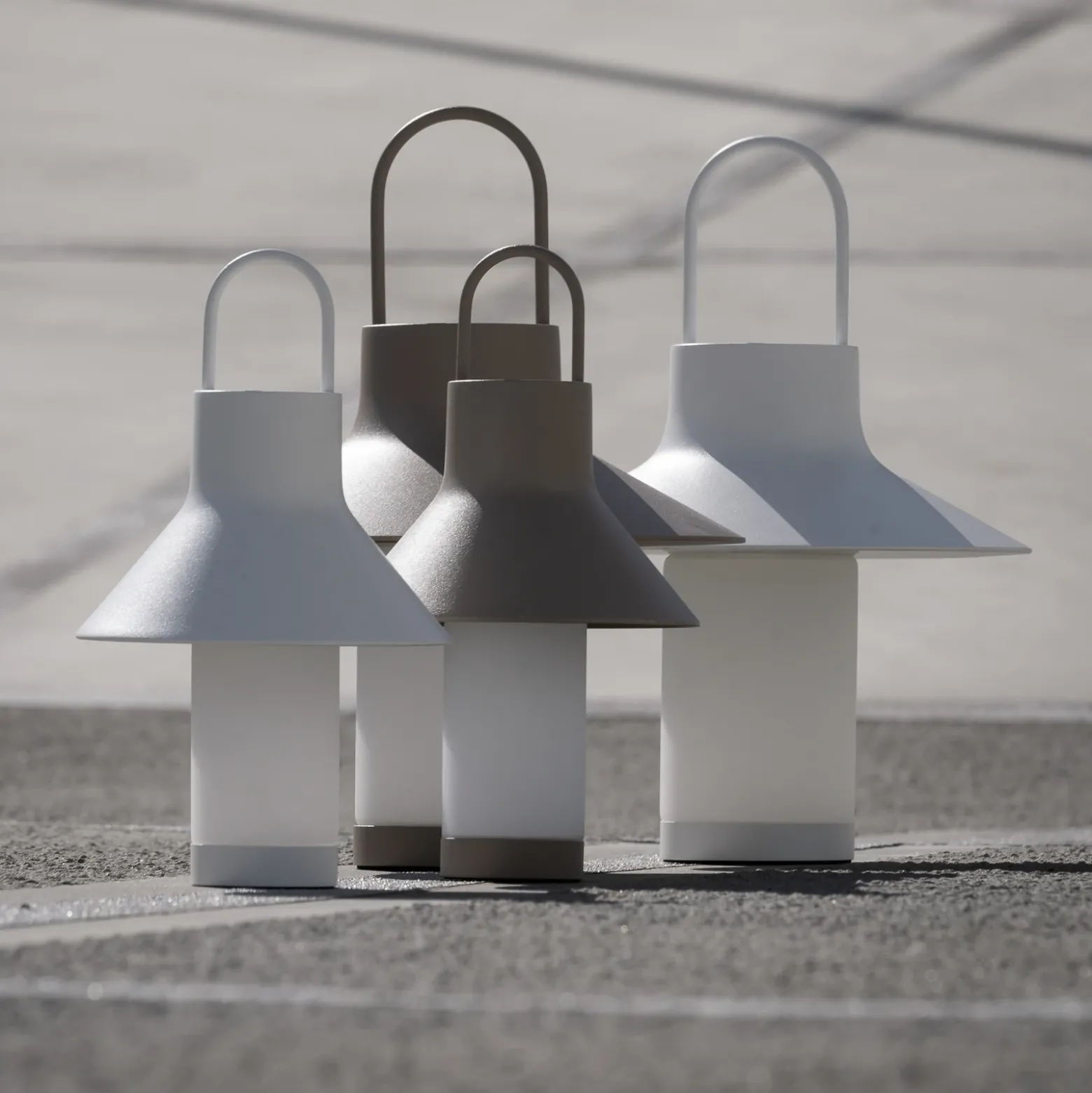 Lámpara de mesa LED recargable LOOM DESIGN Shadow Small, beige, IP65