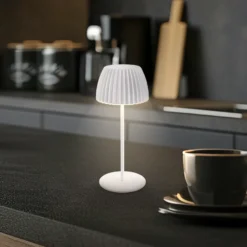 Lámpara de mesa LED recargable Brilo unplugged Riffle, 20 cm, blanca