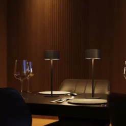 Lámpara de mesa LED recargable Calex Serino, negro, aluminio, 2700 K