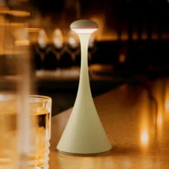 Lámpara de mesa LED recargable Nudrop mini, verde salvia, IP54, atenuable