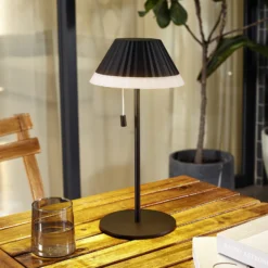 Lámpara de mesa LED recargable Ilvi de Lindby, negra, aluminio, Ø 17,5 cm