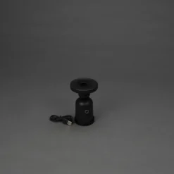 Lámpara de mesa LED recargable Nantes, negra, aluminio, IP54, atenuador,