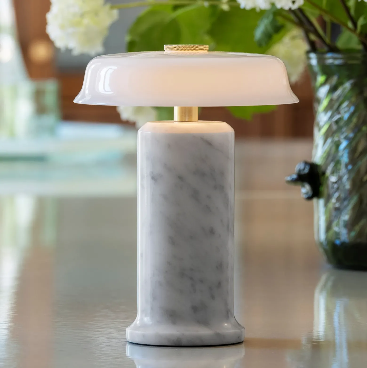 Lámpara de mesa LED recargable Trip No. 2, carrara/blanco, mármol, cristal