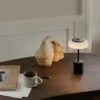 Lámpara de mesa LED recargable Nuura Blossi, altura 26 cm, negro/ópalo