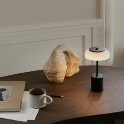 Lámpara de mesa LED recargable Nuura Blossi, altura 26 cm, negro/ópalo