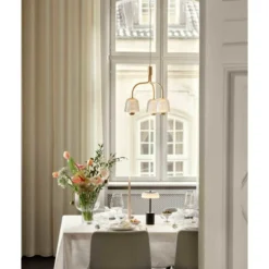 Lámpara de mesa LED recargable Nuura Blossi, altura 26 cm, negro/ópalo