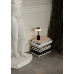 Lámpara de mesa LED recargable Nuura Blossi, altura 26 cm, negro/ópalo