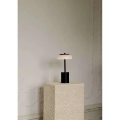 Lámpara de mesa LED recargable Nuura Blossi, altura 26 cm, negro/ópalo