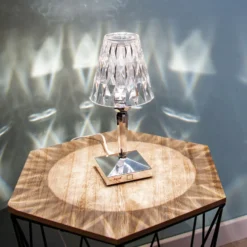 Lámpara de mesa LED recargable Kartell Battery, 30 cm, color cromo, IP54