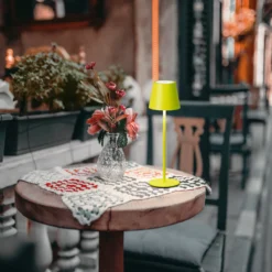 Lámpara de mesa LED recargable Viletto, verde claro, IP54