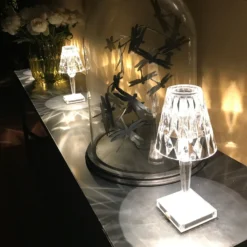 Lámpara de mesa LED recargable Kartell Battery, 30 cm, transparente, IP54