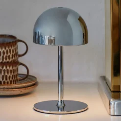 lámpara de mesa LED recargable Tim, color cromado, altura 22 cm, IP54