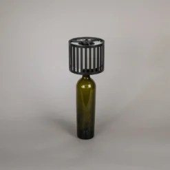 Lámpara de mesa LED recargable Bottle, negra, aluminio, IP54, atenuador,