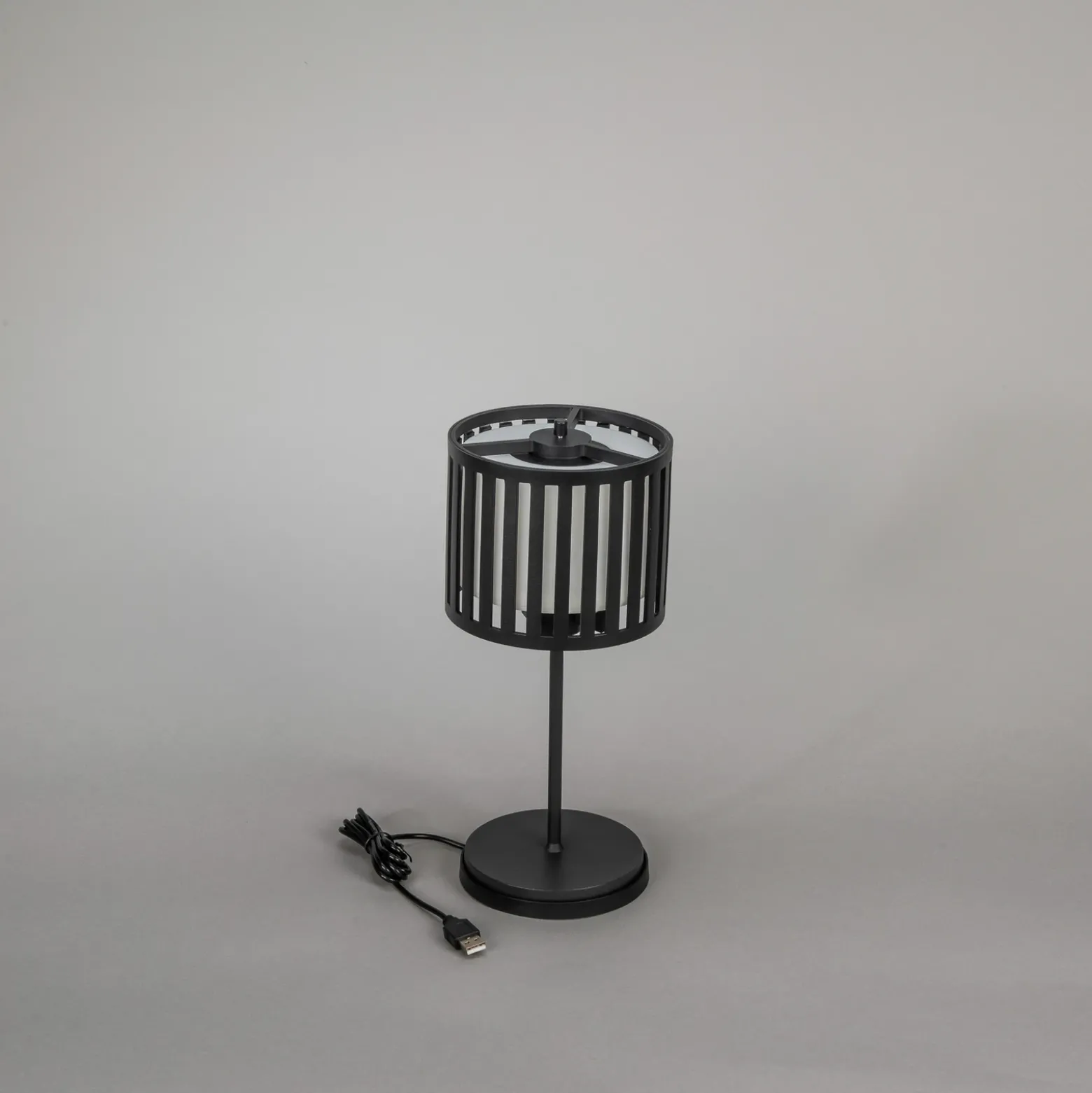 Lámpara de mesa LED recargable Bottle, negra, aluminio, IP54, atenuador,