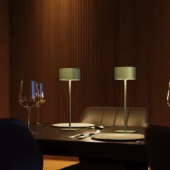 Lámpara de mesa LED recargable Calex Serino, verde, aluminio, 2700 K