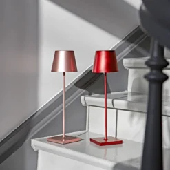 Lámpara de mesa LED recargable Nuindie, USB-C, oro rosa, IP54, atenuable