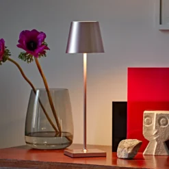Lámpara de mesa LED recargable Nuindie, USB-C, oro rosa, IP54, atenuable