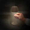 Lámpara de mesa LED recargable Brilo unplugged Riffle, 20 cm, arena oscura