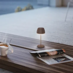 Lámpara de mesa LED recargable Brilo unplugged Riffle, 20 cm, arena oscura