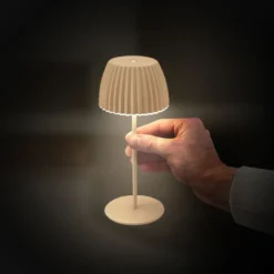 Lámpara de mesa LED recargable Brilo unplugged Riffle, 20 cm, beige