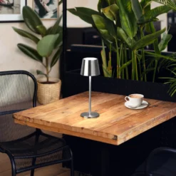 Lámpara de mesa LED recargable Roxi, color níquel, metal, IP54, atenuador