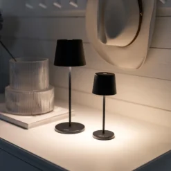 Lámpara de mesa LED recargable Vence, altura 22 cm, negro, IP54, USB