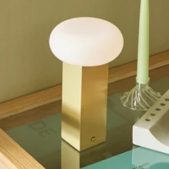 Lámpara de mesa LED recargable LOW, color latón, altura 20 cm, metal