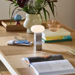 Lámpara de mesa LED recargable LOW, color níquel, altura 20 cm, metal