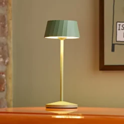 Lámpara de mesa LED recargable Facetta, verde, altura 22 cm, metal, CCT