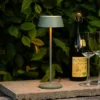 Lámpara de mesa LED recargable Menton, verde, altura 27 cm, IP54, USB