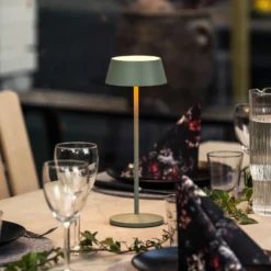 Lámpara de mesa LED recargable Menton, verde, altura 27 cm, IP54, USB