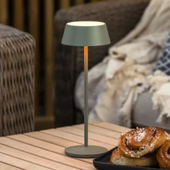 Lámpara de mesa LED recargable Menton, verde, altura 27 cm, IP54, USB