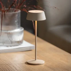 Lámpara de mesa LED recargable Menton, color arena, altura 27 cm, IP54, USB
