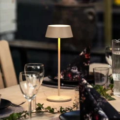 Lámpara de mesa LED recargable Menton, color arena, altura 27 cm, IP54, USB
