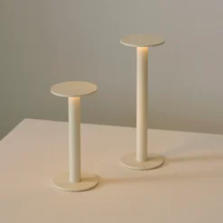 Lámpara de mesa LED recargable HOST PORTABLE de HAY, blanco crema, 30 cm IP44