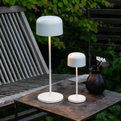 Lámpara de mesa LED recargable Lille, altura 36 cm, blanca, IP54, USB